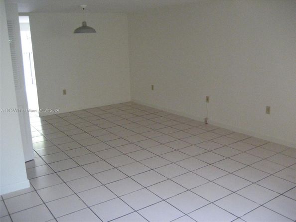 10806 N Kendall Dr P26, Miami FL 33176