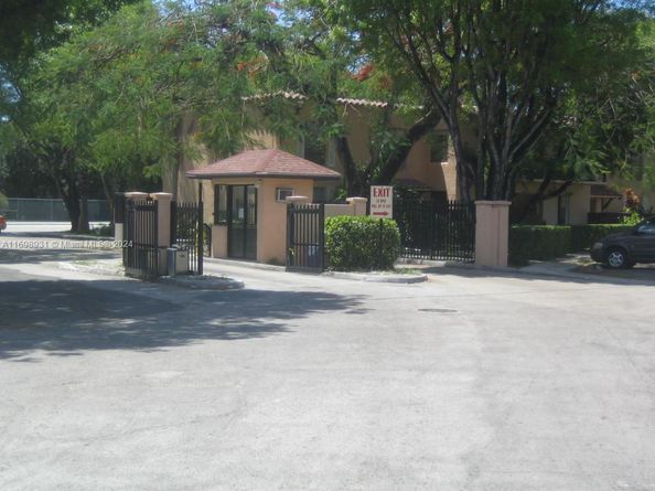 10806 N Kendall Dr P26, Miami FL 33176