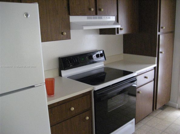 10806 N Kendall Dr P26, Miami FL 33176