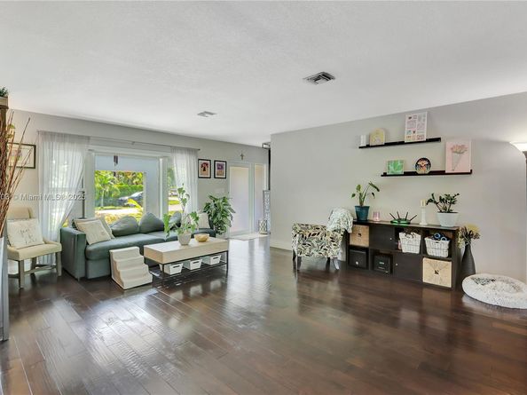1824 SW 100th Ave, Miami FL 33165