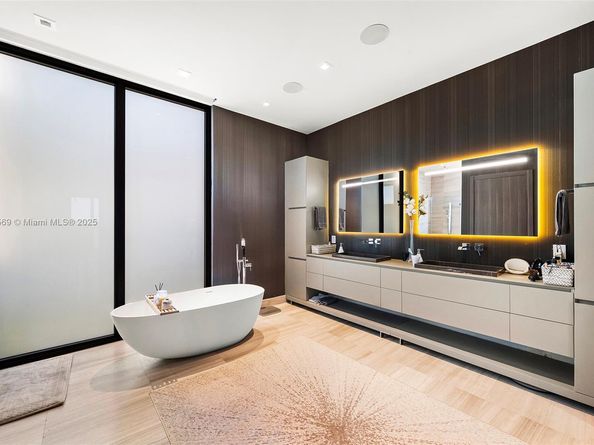 16470 NE 30th Ave, North Miami Beach FL 33160