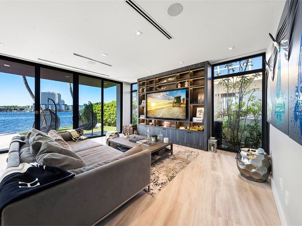 16470 NE 30th Ave, North Miami Beach FL 33160