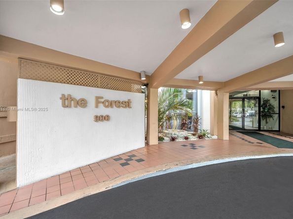 900 Saint Charles Pl PH9, Pembroke Pines FL 33026