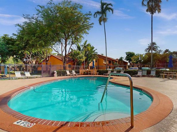 11282 SW 9th Ct, Pembroke Pines FL 33025