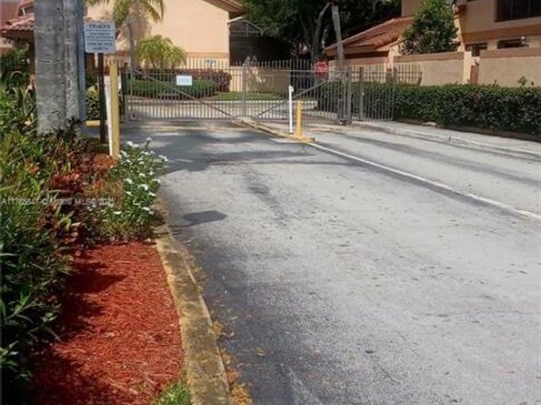 11282 SW 9th Ct, Pembroke Pines FL 33025