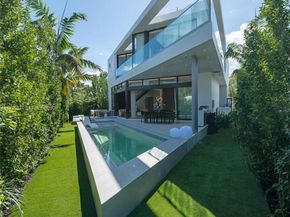 1045 W 47th Ct, Miami Beach FL 33140