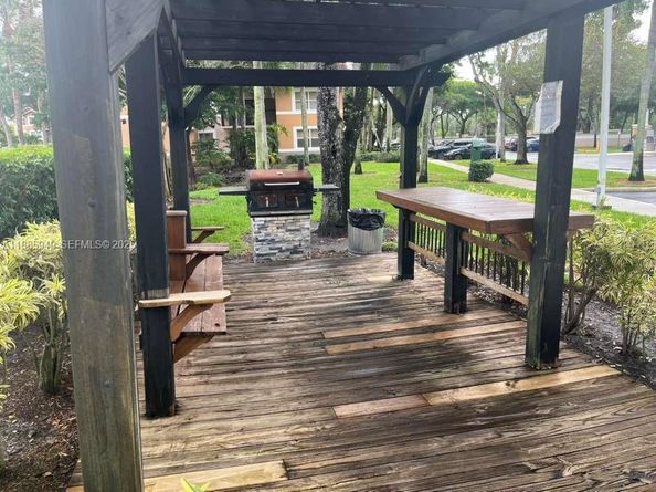 8821 Wiles Rd 102, Coral Springs FL 33067