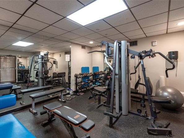 2450 NE 135th St 607, North Miami FL 33181