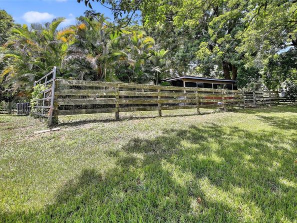 13851 SW 26th St, Davie FL 33325