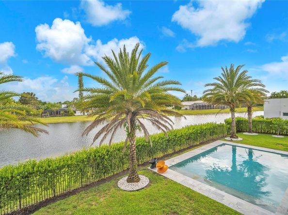 16572 S Botaniko Dr S, Weston FL 33326