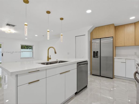 4456 Crystal Lake Dr, Deerfield Beach FL 33064