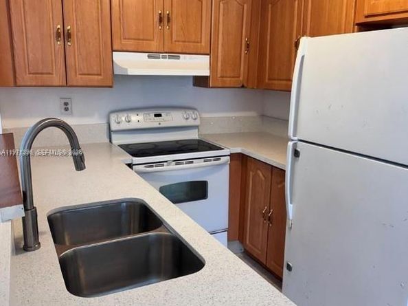 9678 Fontainebleau Blvd 111, Miami FL 33172