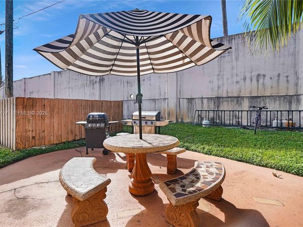820 SW 11th Ave 5B, Hallandale Beach FL 33009