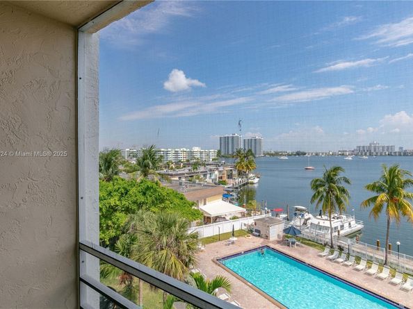 2821 NE 163th St 5J, North Miami Beach FL 33160