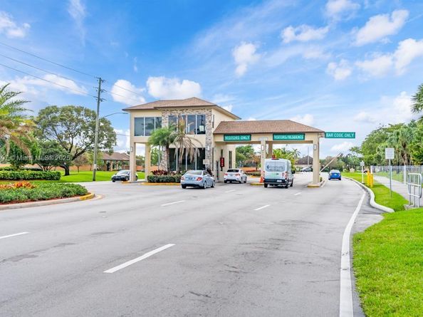 1400 SW 137th Ave 312F, Pembroke Pines FL 33027