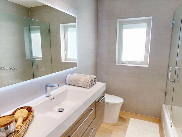 6011 Maynada St, Coral Gables FL 33146