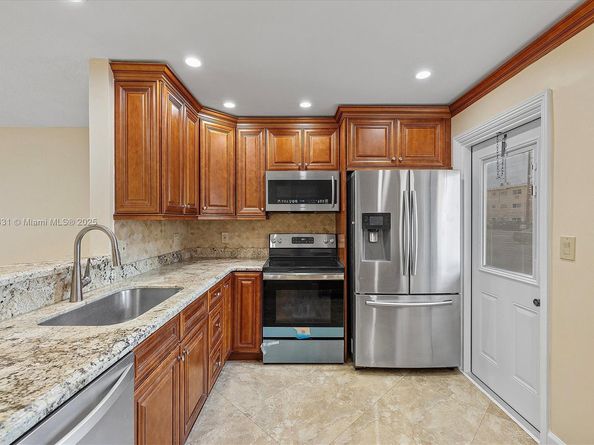 219 NE 14th Ave 101, Hallandale Beach FL 33009