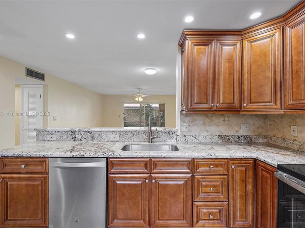 219 NE 14th Ave 101, Hallandale Beach FL 33009
