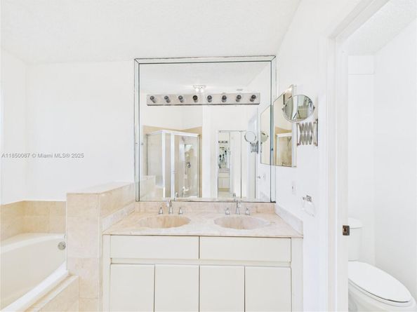 1251 E Wilshire Cir E, Pembroke Pines FL 33027