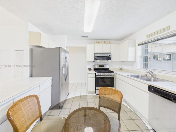1251 E Wilshire Cir E, Pembroke Pines FL 33027