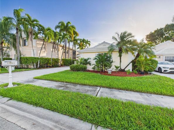 1251 E Wilshire Cir E, Pembroke Pines FL 33027