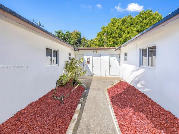 3021 NE 7th Ave, Pompano Beach FL 33064