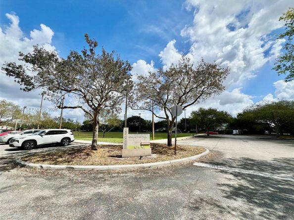 2102 NW 193rd Ave, Pembroke Pines FL 33029