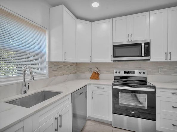 1581 NE 34th Ct 115, Oakland Park FL 33334