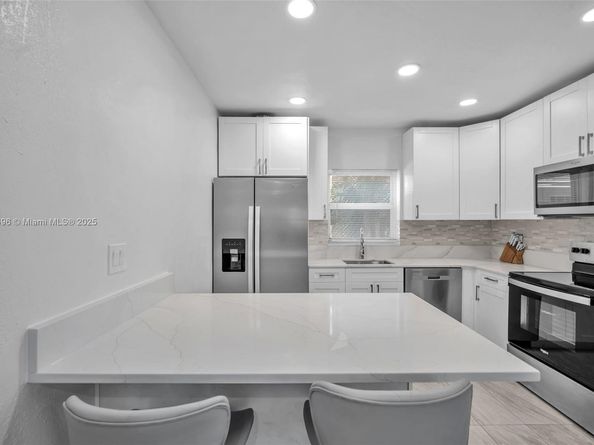 1581 NE 34th Ct 115, Oakland Park FL 33334