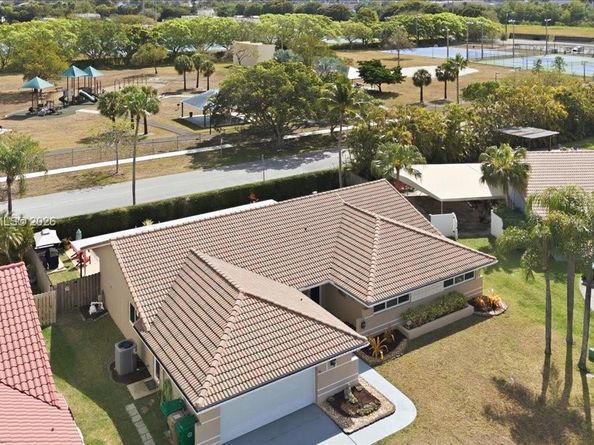 6520 Olde Moat Way, Davie FL 33331