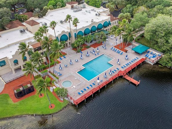 1532 Whitehall Dr 304, Davie FL 33324