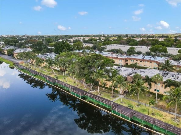2417 NW 39th Ter 204, Lauderdale Lakes FL 33311