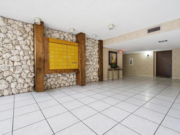 491 E Racquet Club Rd 107, Weston FL 33326