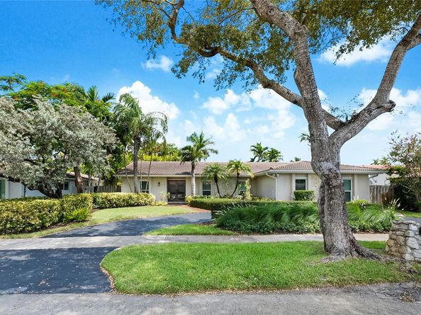 2011 NE 211th St, Miami FL 33179