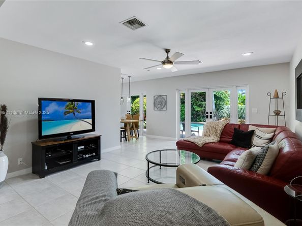 2011 NE 211th St, Miami FL 33179