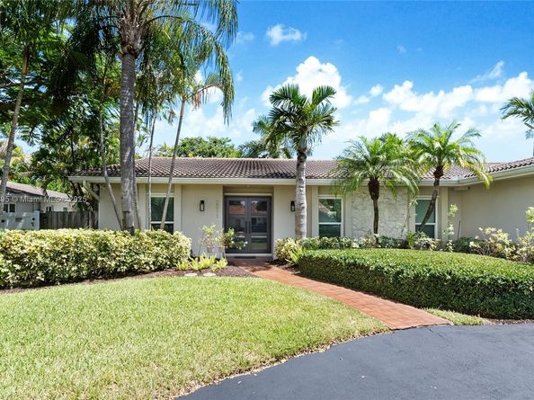 2011 NE 211th St, Miami FL 33179