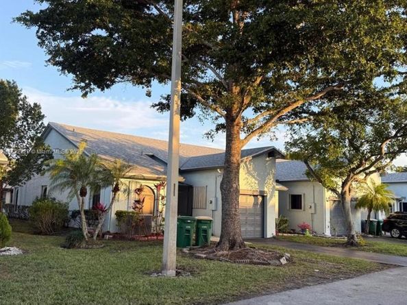 8204 NW 100th Ln, Tamarac FL 33321