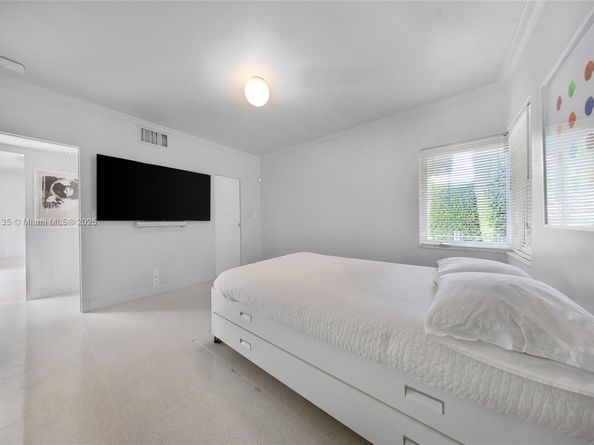 5460 Alton Rd, Miami Beach FL 33140