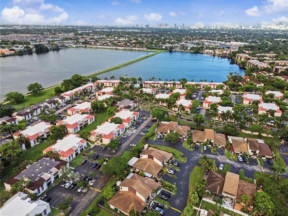 3rd Ct 20135 1, Miami FL 33179