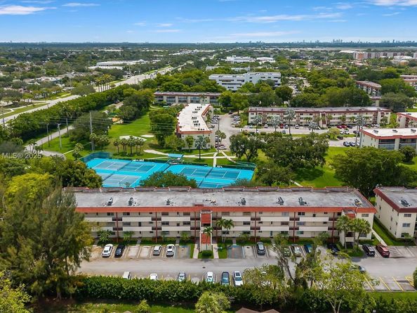 150 S Hollybrook Ter 201, Pembroke Pines FL 33025