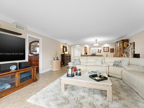 150 S Hollybrook Ter 201, Pembroke Pines FL 33025