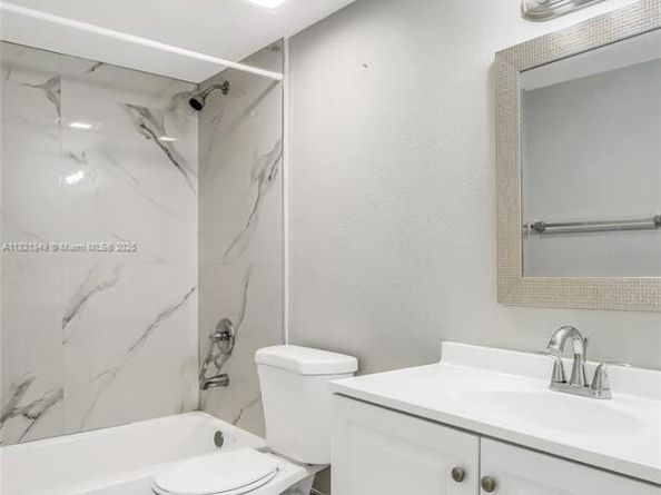 17901 NW 68th Ave Q102, Hialeah FL 33015