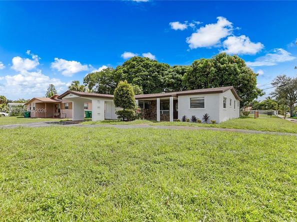 820 NW 38th Ave, Lauderhill FL 33311