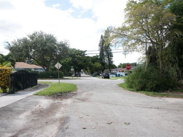 2830 NW 66th St, Miami FL 33147