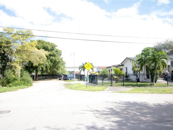 2830 NW 66th St, Miami FL 33147