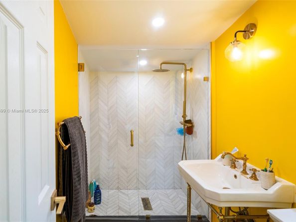 5149 Alton Rd, Miami Beach FL 33140