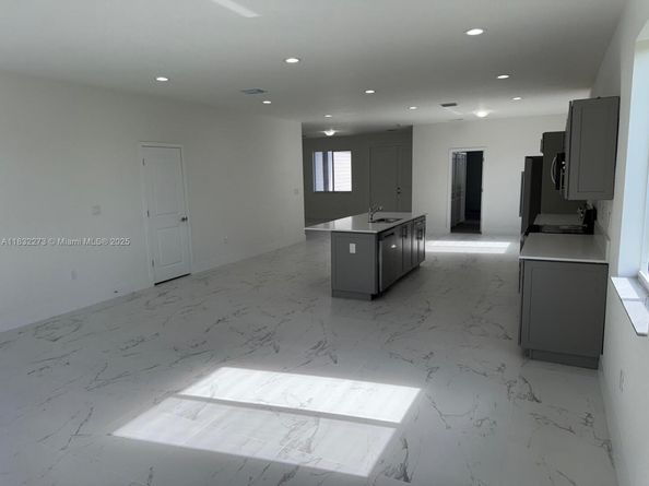 1884 NE 1st St, Homestead FL 33033