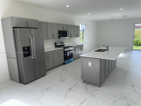 1884 NE 1st St, Homestead FL 33033