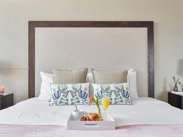 2889 Mcfarlane Rd 902, Miami FL 33133