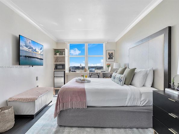 2889 Mcfarlane Rd 902, Miami FL 33133